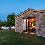 Casale Verdicchio 10&2, Emma Villa *