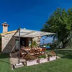 Casale Verdicchio 10&2, Emma Villa