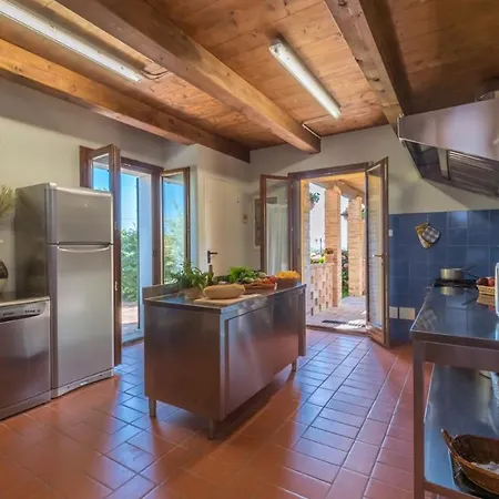 Villa Casale Verdicchio 10&2, Emma