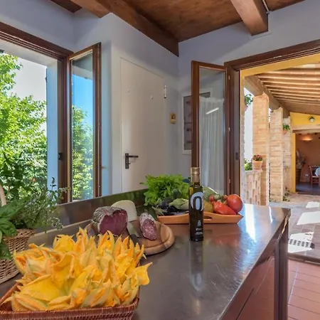 Casale Verdicchio 10&2, Emma Villa