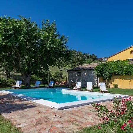 Villa Casale Verdicchio 10&2, Emma *